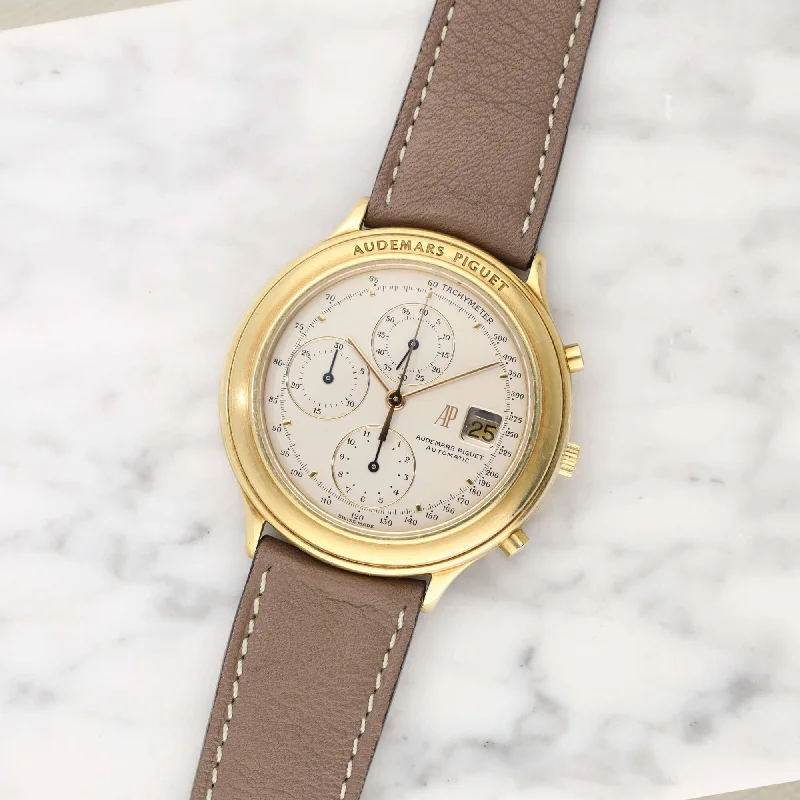 Audemars Piguet Huitième Chronograph Silver dial  in 18 k yellow gold ref 25644 - incoming